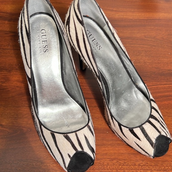 Guess black & white open toed pony hair dyed,4’ pumps - Picture 8 of 10